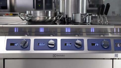 free-zone-induction-4knobs-digital-displays-e-XP-700-900-modular-cooking-electrolux-professional-dim-900x530-1-488x274-1.jpg